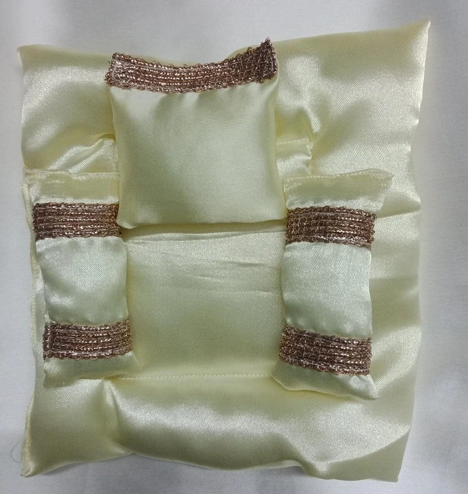 Juego de cama decorativo Gaddi Laddu Gopal Kanha Ji con almohadas y manta EE. UU. Foto 2 de 4