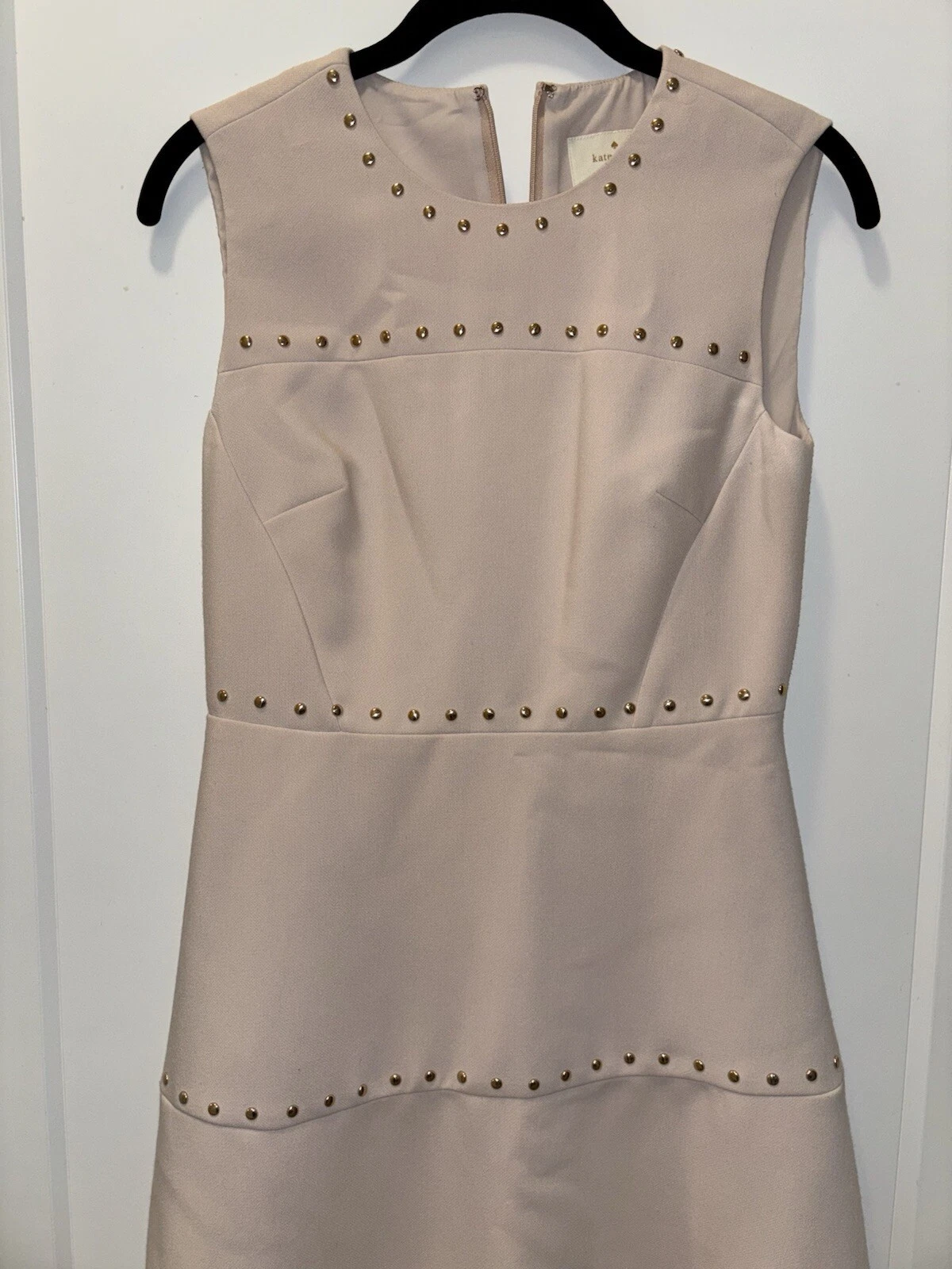 Abito Kate Spade in crepe con borchie e rugiada rosa