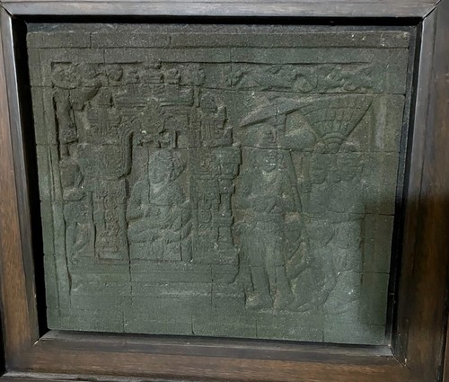 ANTIGUO FRAGMENTO DE TEMPLO DE PIEDRA TALLADA ESTILO JEMER CAMBOYA CON DEIDAD, GUARDIAS - Imagen 3 de 6