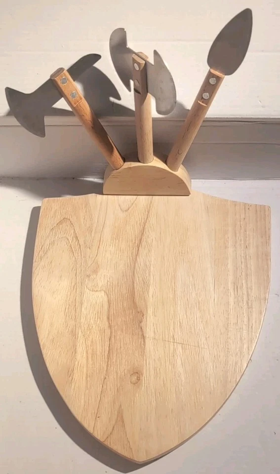 Juego de 3 cuchillos de tabla de queso medieval con soporte y escudo de madera Kikkerland CAJA ABIERTA Foto 2 de 4
