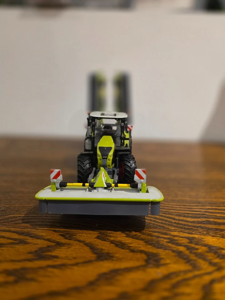 BRITAINS 1/32 CLAAS 660 ARION TRACTOR WITH MOWERS - Image 2 of 4