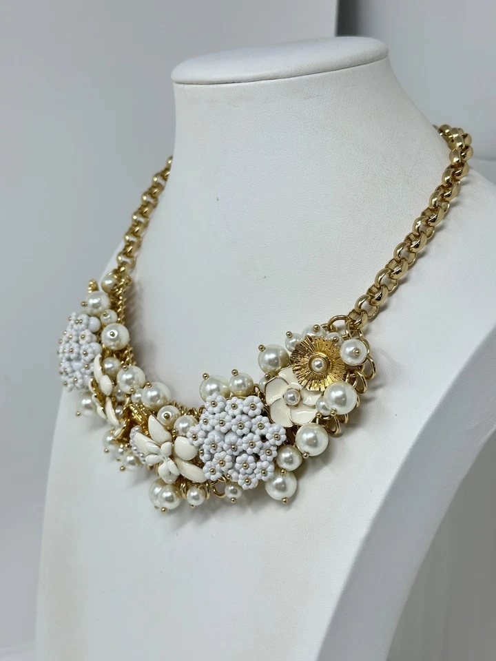 Collar Talbots llamativo esmalte blanco flores perlas de imitación tono dorado Foto 3 de 4