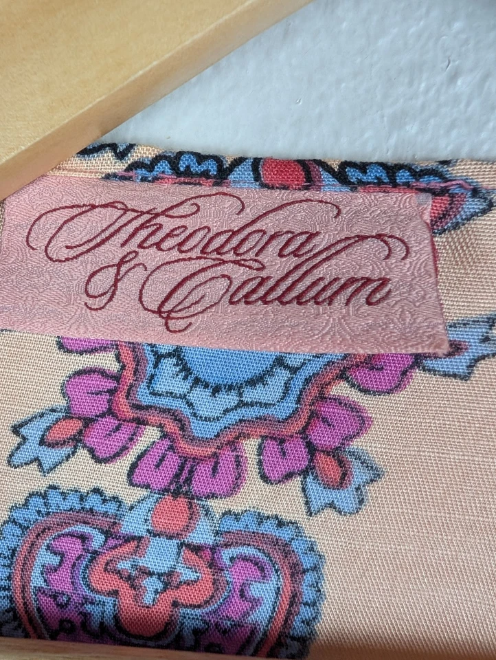 Theodora & Callum Frontal Abierto Impreso Ruana con Borlas Cubierta Coral 203 Foto 4 de 4