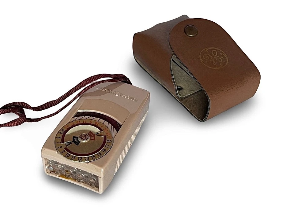 Câmera Keystone Olympic K-38 8mm. Filme testado com estojo e medidor de luz. - Imagem 2 de 4