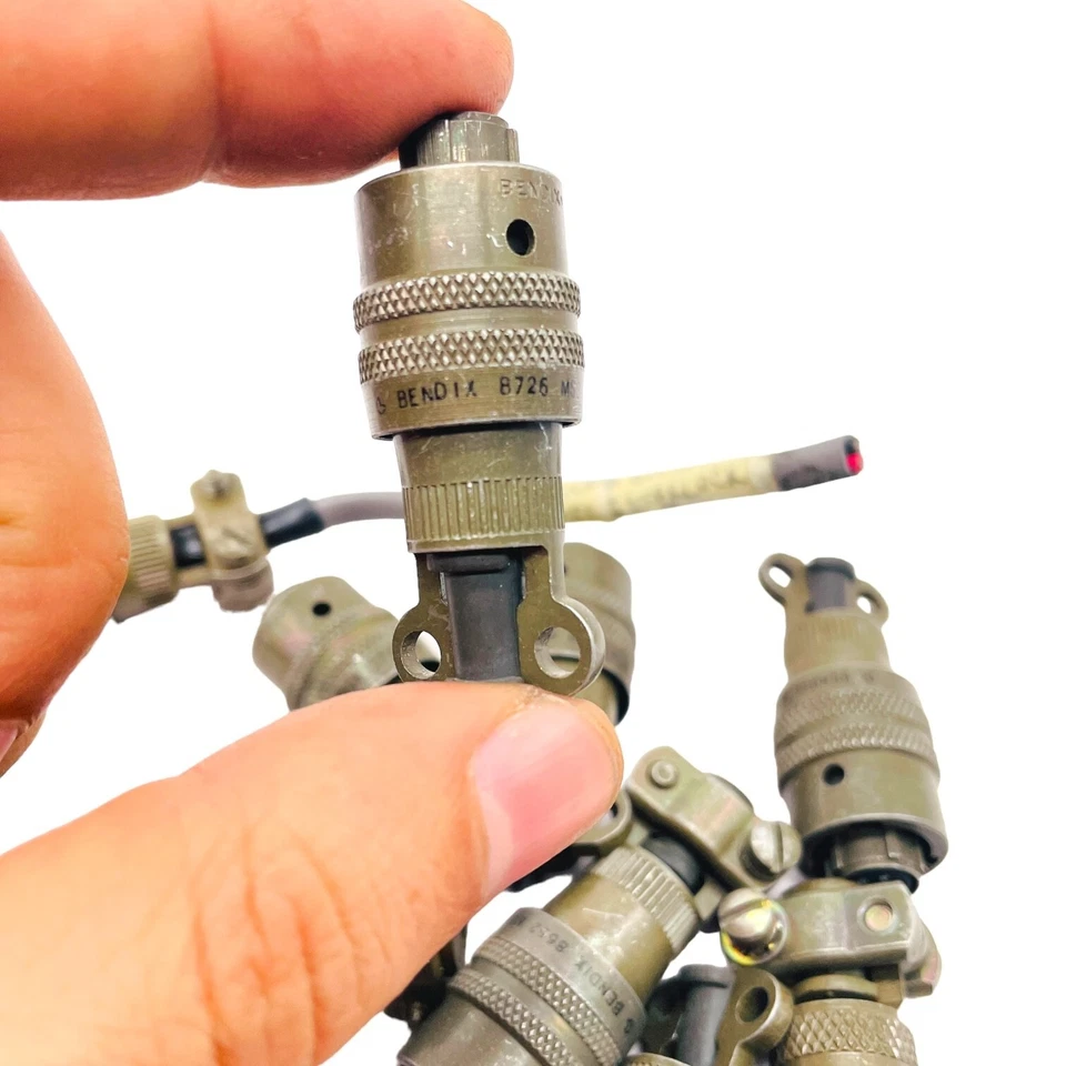 11 pcs Assorted Cable Mount Circular MIL Spec Connector Plug Bendix and Amphenol - Image 3 of 4