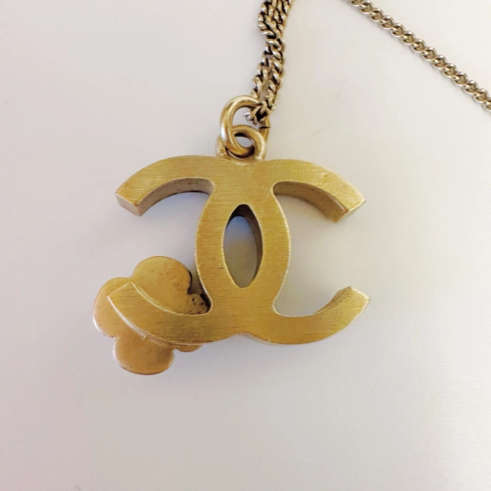 Auténtico Collar Chanel Esmalte CC Camelia en Oro Raro Foto 2 de 4