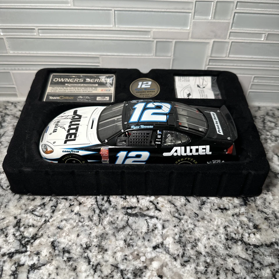 Cargador Dodge Alltel Ryan Newman 2006 fundido a presión, 1/24 - pantalla de estante - firmado Foto 2 de 4