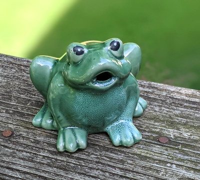 Green Ceramic Frog Figurine Whimsical Garden Toad Statue Mini Decor Glazed