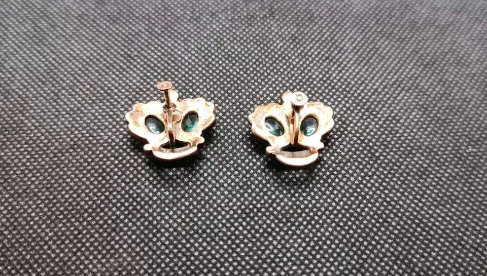 Brincos cabochão de vidro verde e prata Rstone transparente sem assinatura parafuso traseiro década de 1930 - Imagem 2 de 4