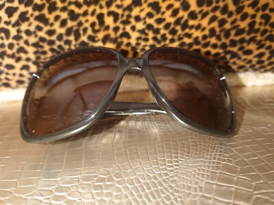 Pristine Black GUCCI Oversized Buckle Sunglasses Square  display picture 3