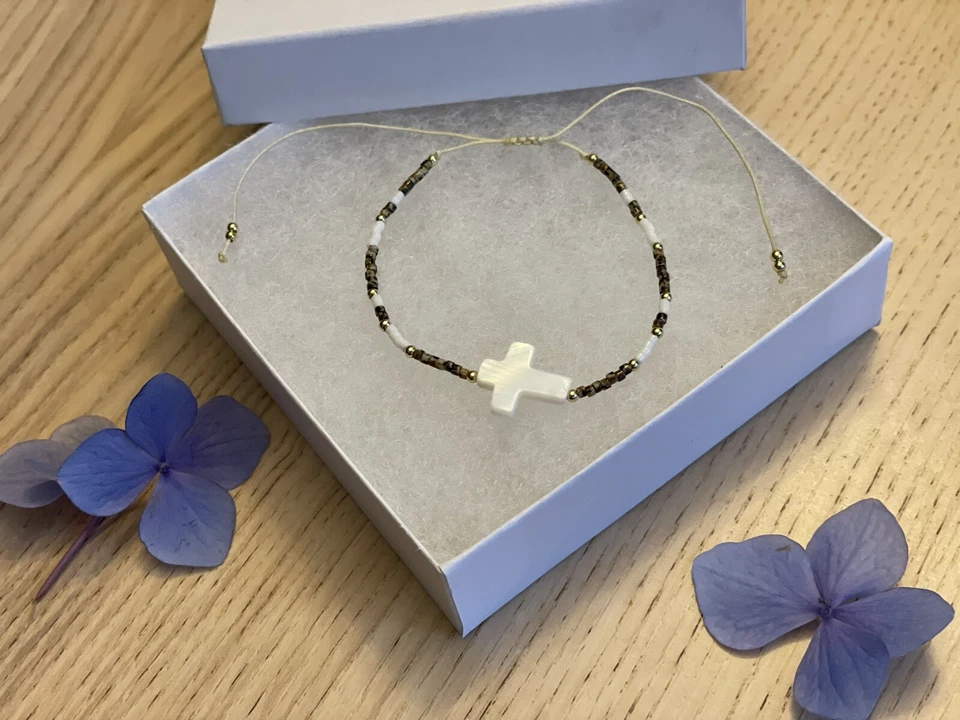 Pulsera Cristiana Ajustable Madreperla Cruz Cuentas - Blanco/Marrón/Dorado Foto 2 de 4