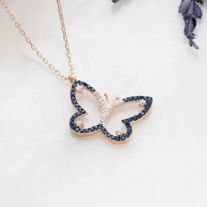 Collar colgante mariposa zafiro simulado redondo de 1,25 quilates chapado en oro rosa de 14 k Foto 3 de 4