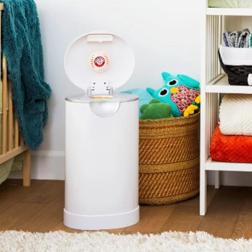 Cubo de pañales Munchkin con brazo y martillo, control de olores fácil uso con una mano Foto 4 de 4