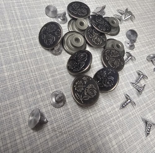 5x Jeansknöpfe mit Nägeln – 17mm, Messing, Antik Silber, Blumenmuster, Hochwert - Bild 2 von 2
