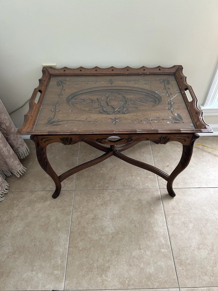 Mesa de centro estilo francés vintage con tapa de vidrio tallado en nogal Foto 3 de 4