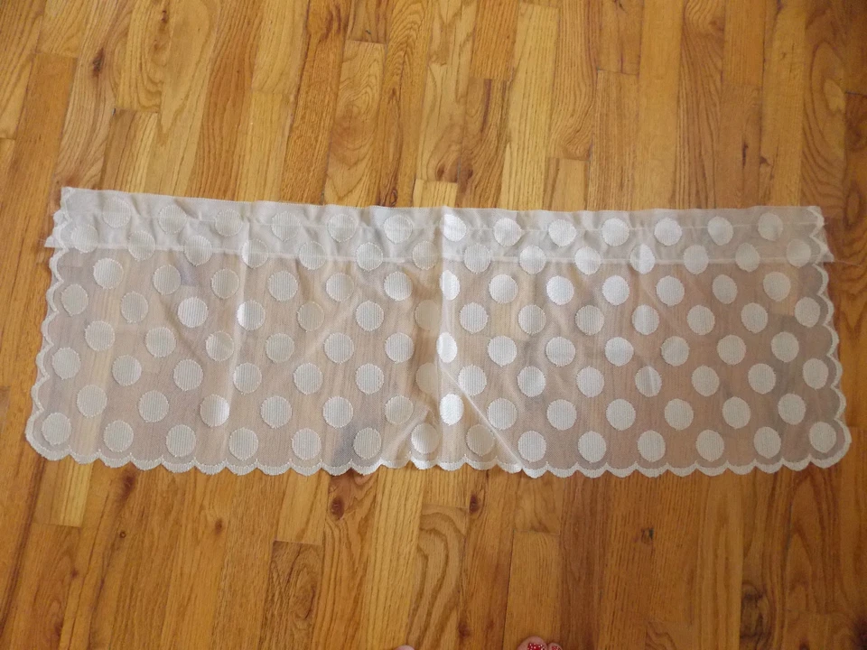 HERITAGE LACE TAN OR LIGHT GOLD CIRCLES VALANCE 13.5LX40W BEAUTIFUL ITEM 4050 - Image 4 of 4