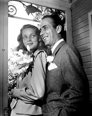 LAUREN BACALL & HUMPHREY BOGART ON THEIR WEDDING DAY 1945 - 8X10 PHOTO (DA-194)