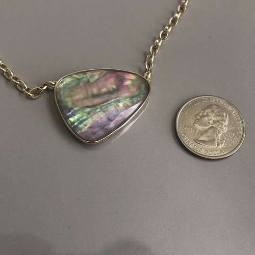 Collana Kendra Scott MCKENNA iridescente abalone verde rosa ciondolo catena placcata - Foto 10 di 10