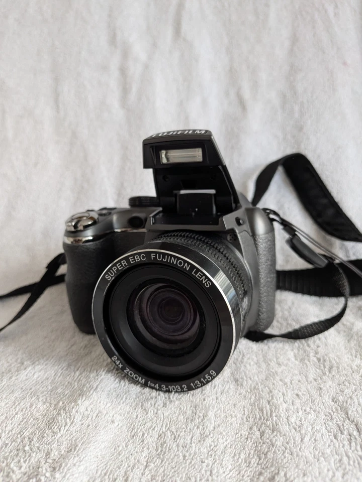 Fujifilm FinePix S4230  Digital Bridge Camera - Please read description (C3/5), photo 3 of 5
