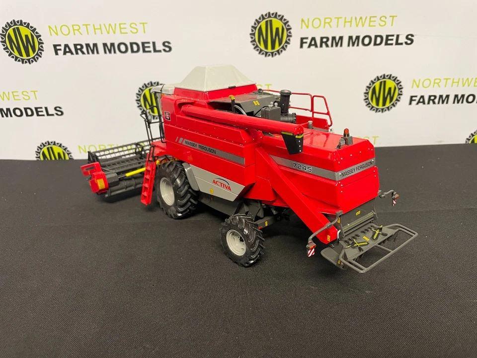 UNIVERSAL HOBBIES 2662 1:32 SCALE MASSEY FERGUSON 7245 ACTIVA COMBINE HARVESTER - Image 3 of 4