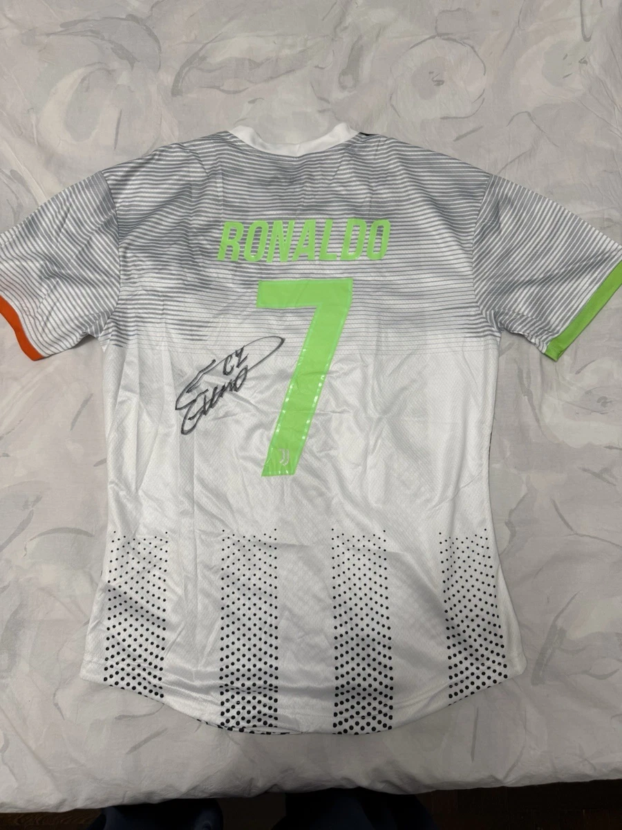 La maglia autografata da Zirkzee con dedica video prova