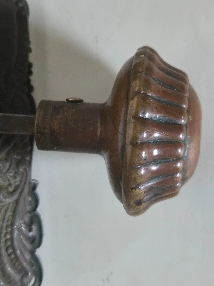 Antiguo juego de cerraduras de mortaja de bronce con placas traseras ornamentadas y perillas de puerta decorativas Foto 3 de 4