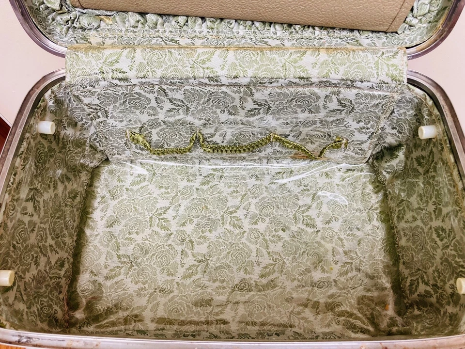 1960's American Tourister Tiara Beige Train Case Carry On With Mirror - Image 4 of 4