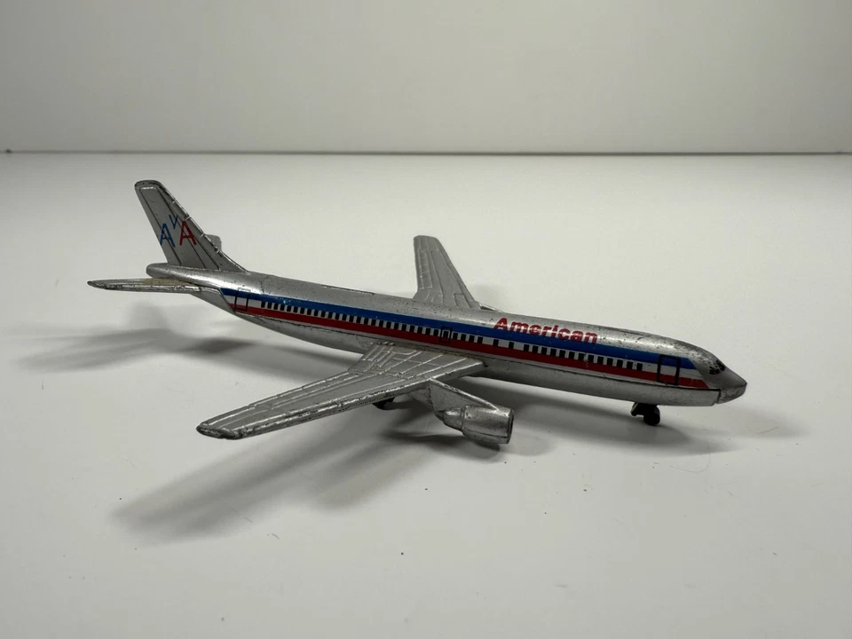 Maisto Diecast Airplane American Airlines Boeing 737-800 Silver - Image 2 of 3