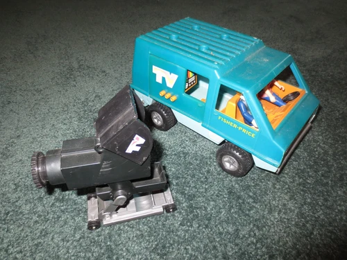 EARLY VINTAGE 1977 FISHER PRICE ADVENTURE PEOPLE MOBILE TV UNIT 309 SET + CAMERA