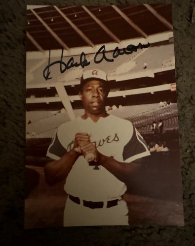 Hank Aaron Autographed Photo with Certificate Of Authenticity Beckett VG+