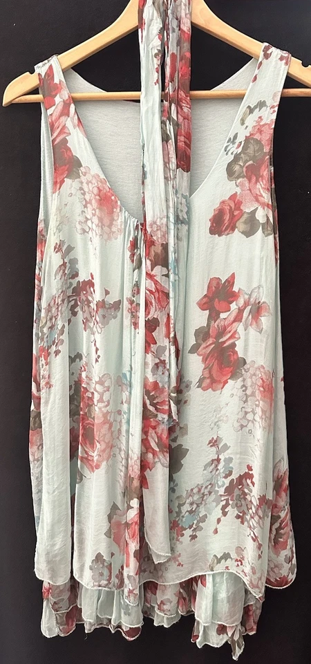 Top floral de seda hecho en Italia Foto 2 de 4