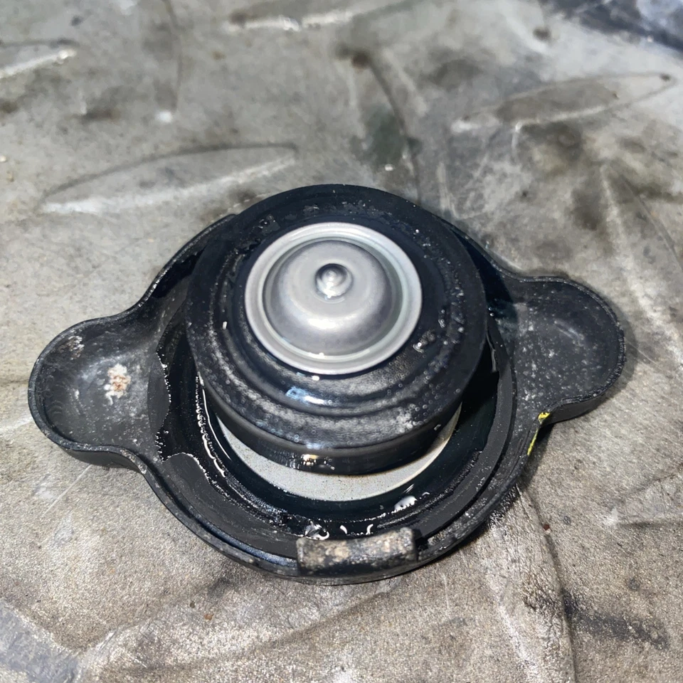 Tapa radiador Yamaha Fazer FZ1n 1000 2006-2015  Foto 2 de 3