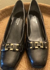 Mark Lemp Classics Beauty closed toe classic pumps Women's Sz 7 N Gold Buckles