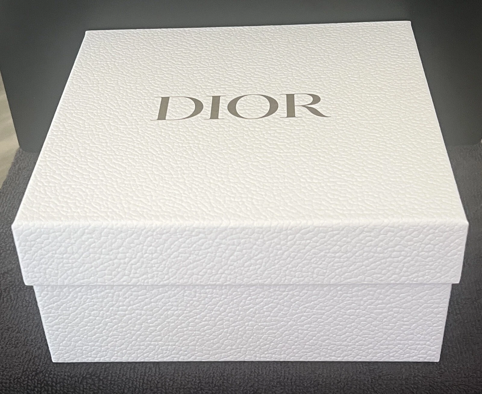 Lettrage blanc/or. Boîte cadeau/stockage DIOR avec ruban et tissu et sac bijoux !