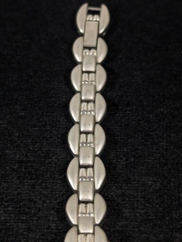 Lorus Black Dial Round Brushed Silver Tone Case Bracelet Band Watch 6.5 inch - Picture 2 of 8