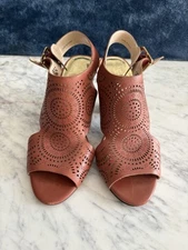 Vince Camuto Ellezi Ankle Strap heels 7.5 Brick color veg vachetta leather