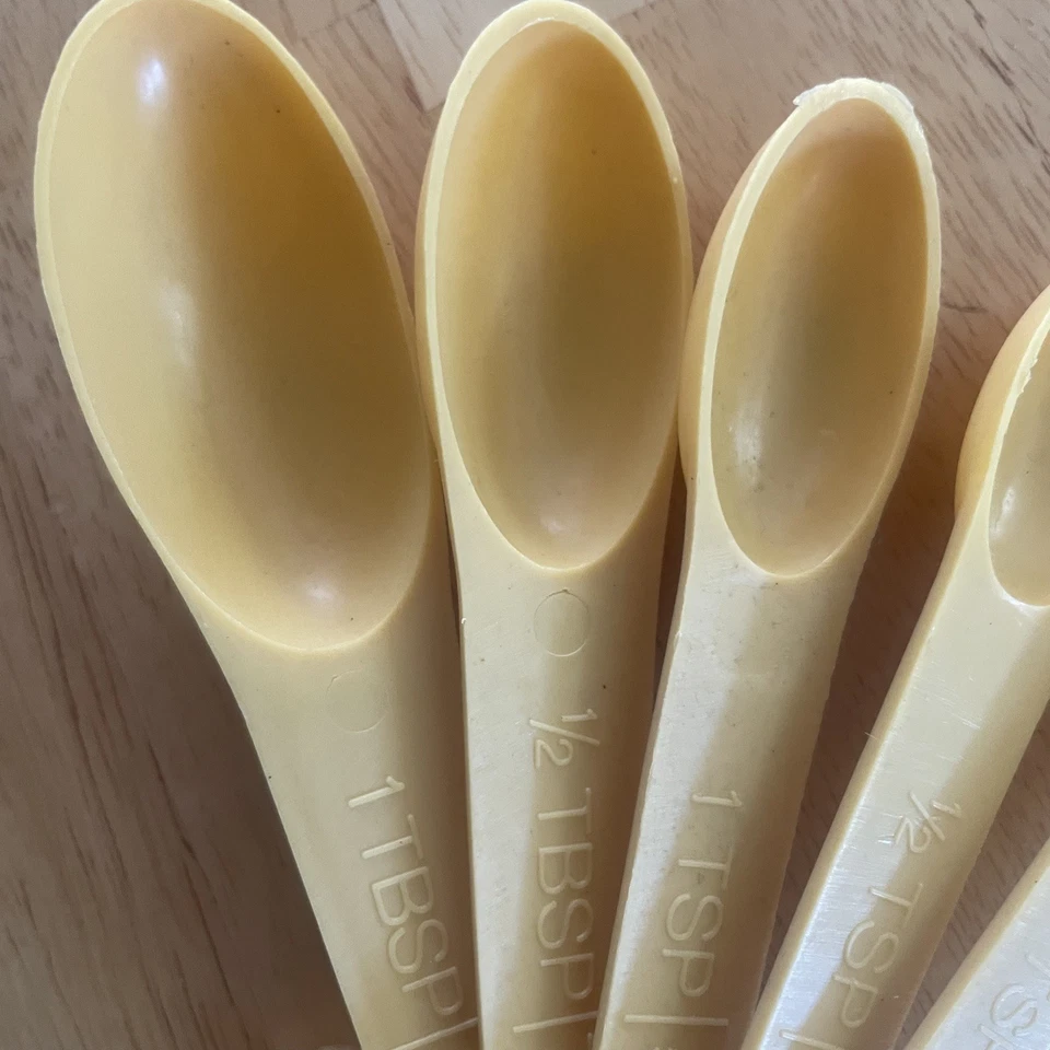 Juego de 6 cucharas medidoras de melamina amarilla de colección estilo foley de cocina retro Foto 3 de 4