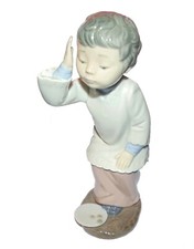 Nao by Lladro Figurine ' Alter choir boy '   1st quality   