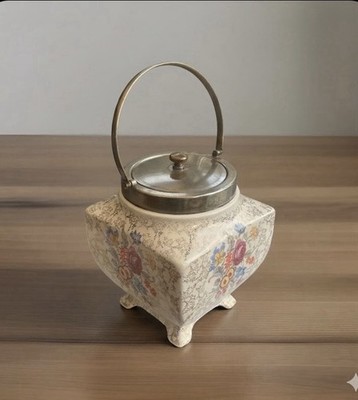 Vintage Keksdose mit Blumenmuster und Silbertellerdeckel Sandland Ware