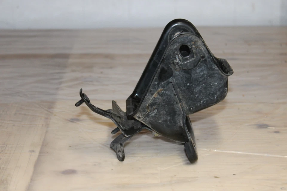 1993 - 1997 年马自达 626 2.0L 后发动机安装支架 — 第 3/4 张图片