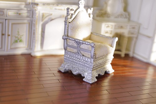 1/12 Dollhouse Hand Crafted Luxury Royal Crown Sofa Arm Chair Silver Painting - Picture 5 of 5