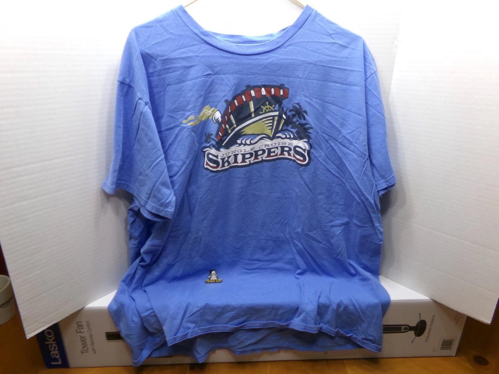 RARE DISNEY EXCLUSIVE JUNGLE CRUISE SKIPPERS T-SHIRT NCAA 2XL + RARE CHASER PIN
