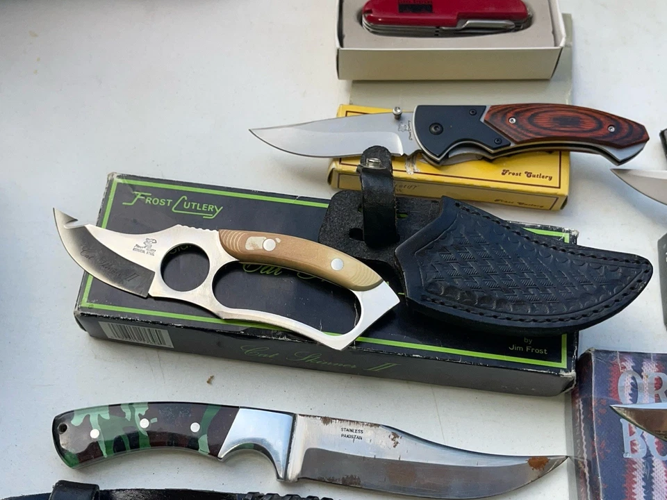 Cuchillo Frost Cutlery Cat Skinner y otros seis con fundas y más Bowie original Foto 3 de 4