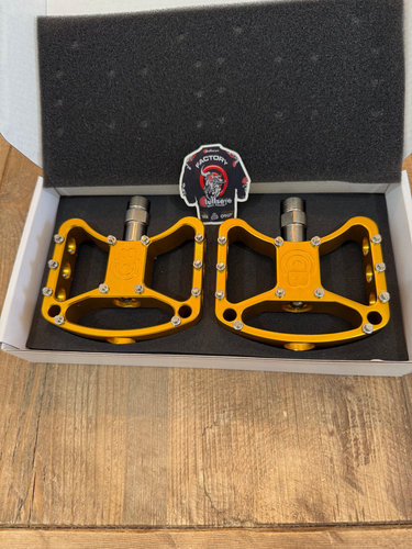 ***NEW*** BULLSEYE ELITE "BULLET" PLATFORM PEDALS 9/16" - GOLD ANODIZED