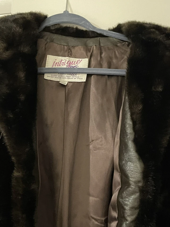 Abrigo de piel sintética negro de tela de lujo Intrigue para mujer de colección talla grande 12 Foto 2 de 4