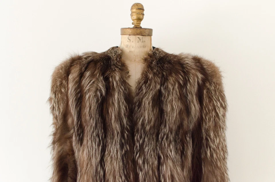 Abrigo de piel marrón vintage The Madison Shop chaqueta de invierno Columbus Ohio Foto 2 de 4