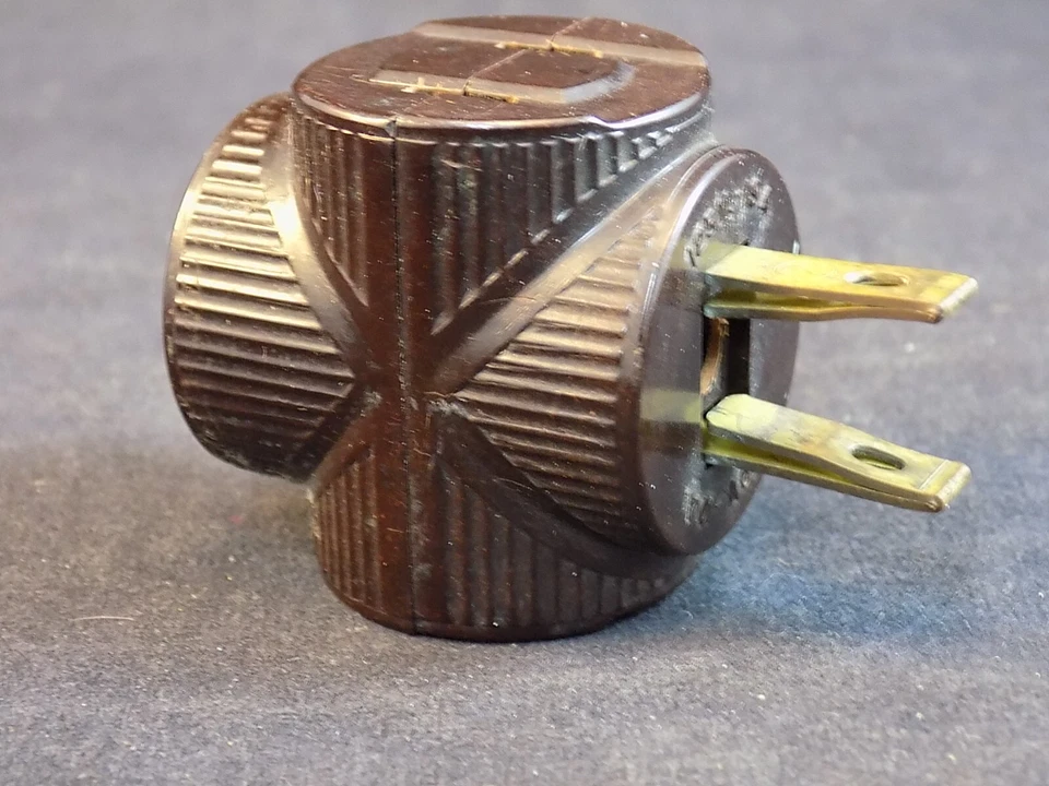 Vntg BAKELITE SPRING ACTION Electric Outlet Multiplier 2 Prong Male to 3 Female  - Image 2 of 4