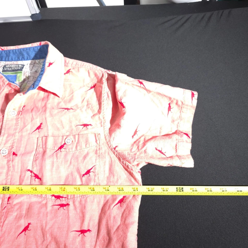 Camisa masculina moderna diversão com botões L estampa de dinossauro rosa salmão manga curta - Imagem 4 de 4