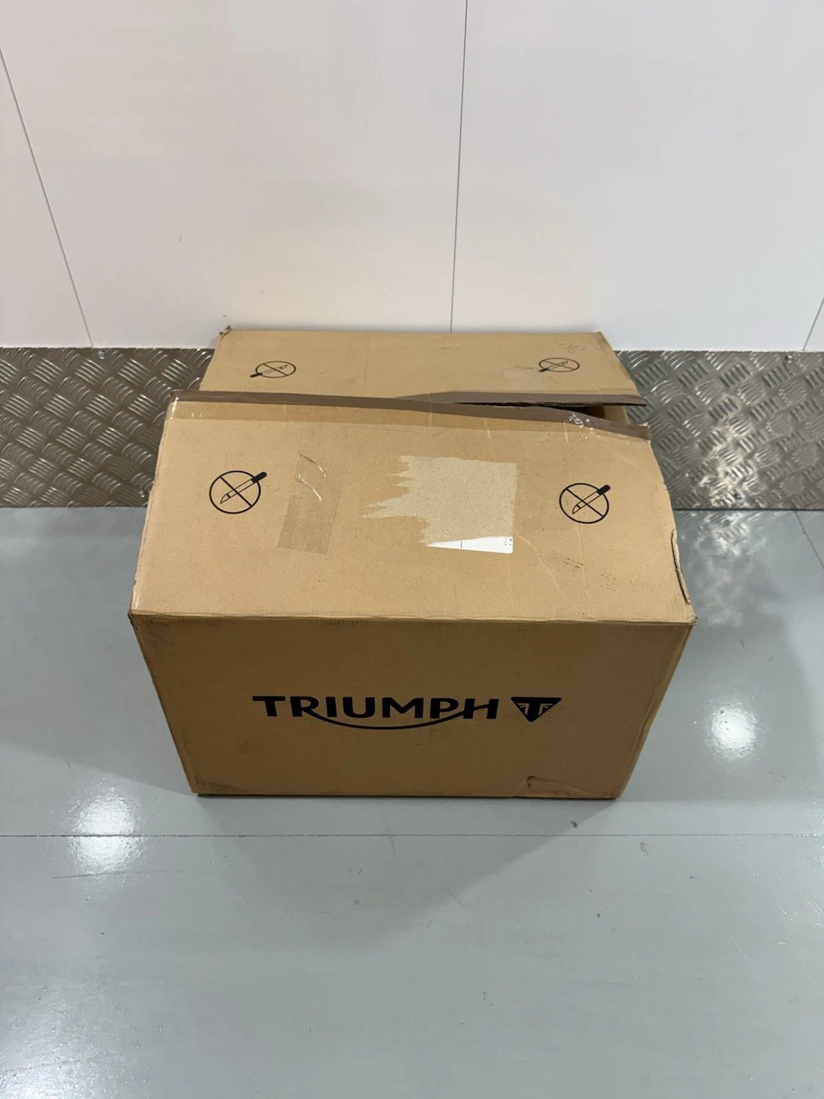 Triumph Scrambler 400 Semi Rigid Top Box Kit A9510901 Brand New In Box