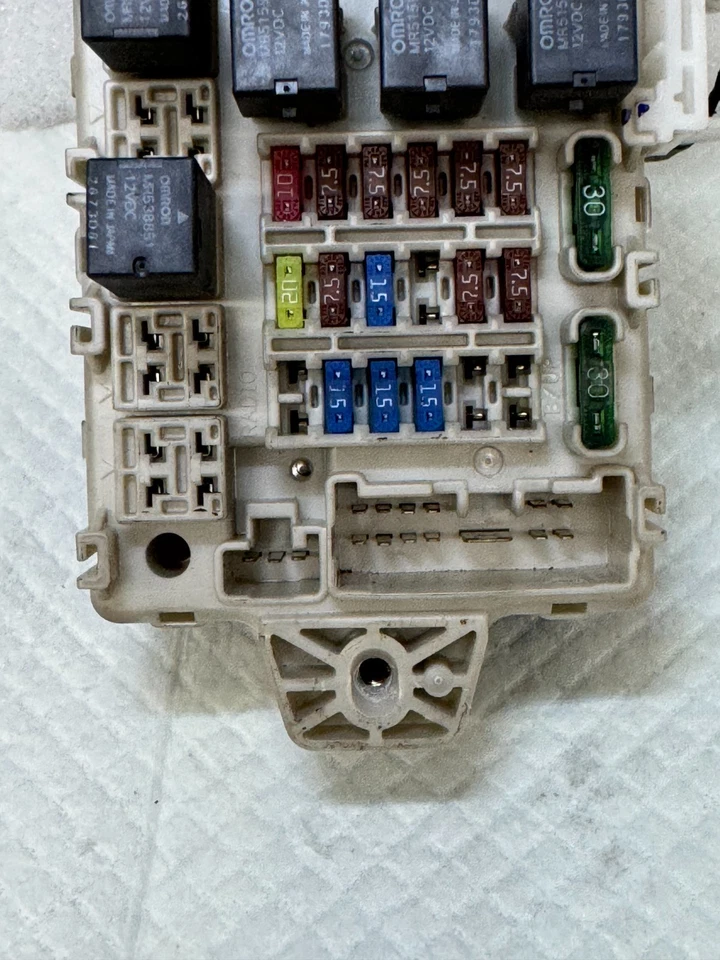 Caja de fusibles interior Mitsubishi Endeavor 2004-2006 1MR587294 OEM Foto 2 de 4